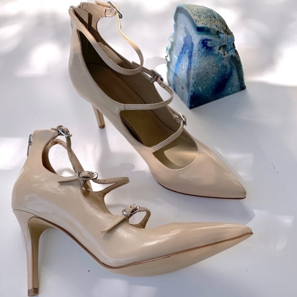 Marc Fisher Cream Patent Leather‎ Heeled Pumps in size 9, great condition.